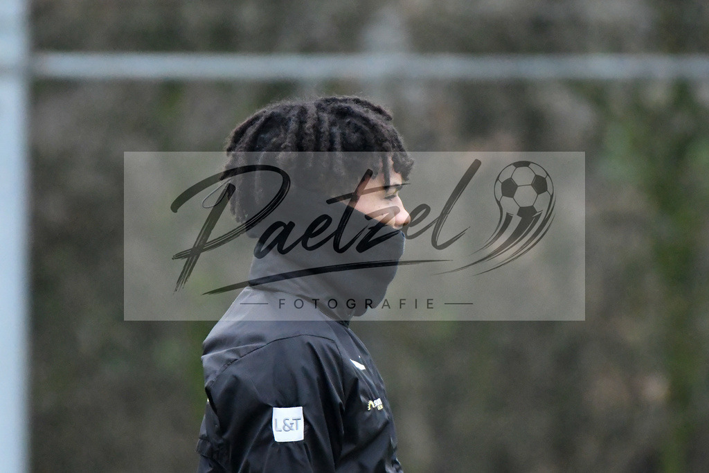 20200125_TRAOSN_0033 | Fußball, Herren: Felix Agu (VfL Osnabrück) schaut beim Training des VfL Osnabrück am 25.01.2020 im Sportpark Illoshöhe in Osnabrück, Deutschland.(Foto von Nico Paetzel) - Realisiert mit Pictrs.com
