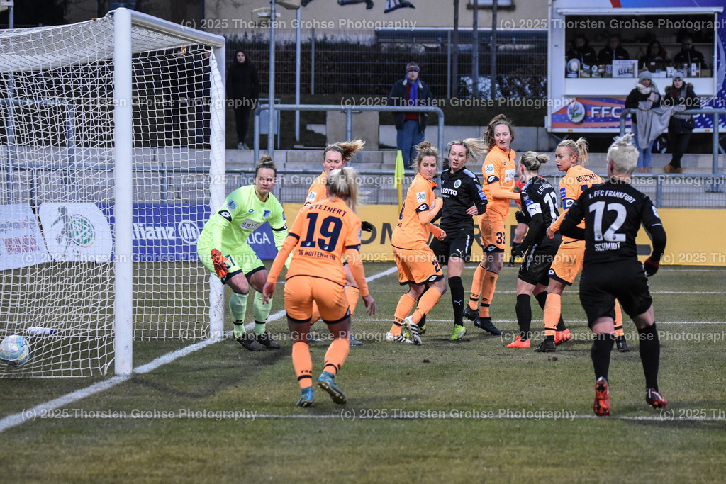 Fussball-BL Frauen 1. FFC Frankfurt vs. TSG 1899 Hoffenheim | Tor (1.FFC Frankfurt); Fussball-BL Frauen 1. FFC Frankfurt vs. TSG 1899 Hoffenheim, Fussball-Bundesliga Frauen am 24.02.2018 im Stadion am Brentanobad in Frankfurt/Main, (Deutschland) - Realisiert mit Pictrs.com