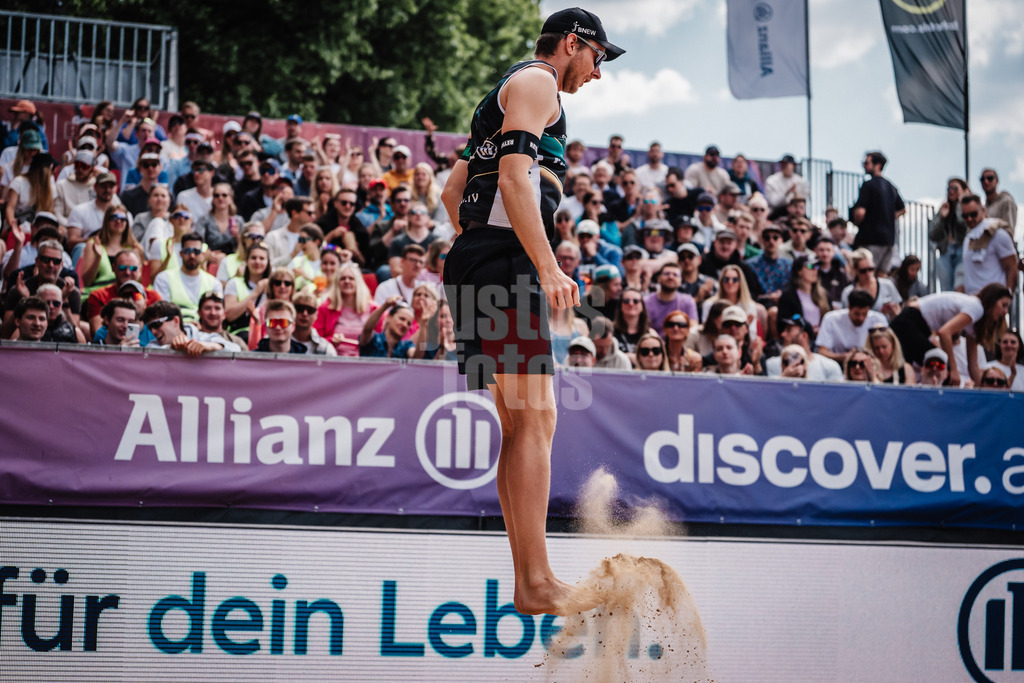 Beachvolleyball | Männer | Allianz German Beach Tour 2025 | Tourstop Düsseldorf | 17.05.2025 | Nils Ehlers springt sich warm