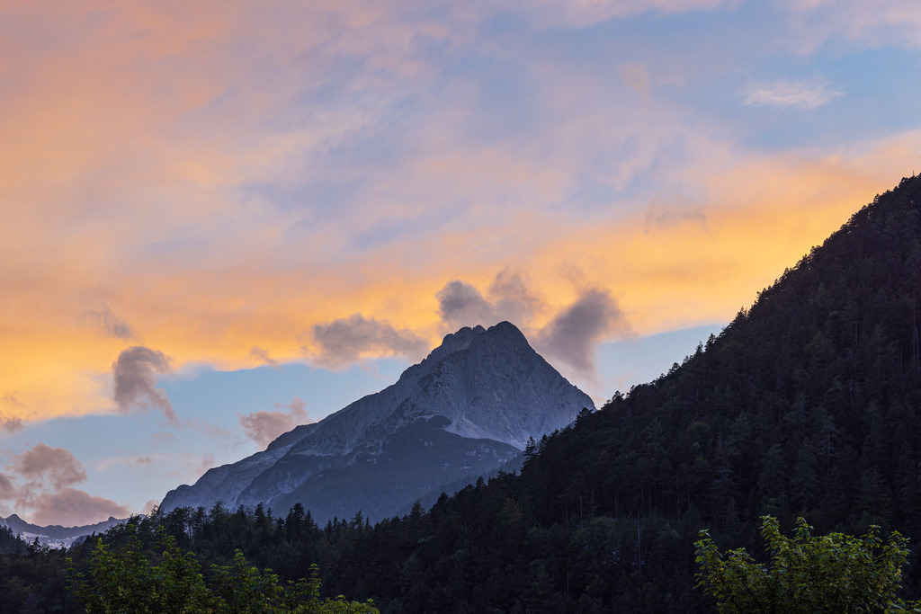 Blick auf den Berg Wettersteinspitze bei Mittenwald | Blick auf den Berg Wettersteinspitze bei Mittenwald.