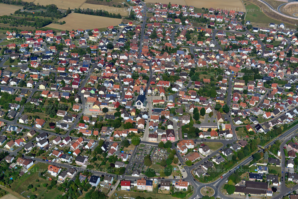 3650551 | KIST 13.09.2016 Wohngebiet - Mischbebauung der Mehr- und Einfamilienhaussiedlung  in Kist im Bundesland Bayern, Deutschland // Residential area - mixed development of a multi-family housing estate and single-family housing estate  in Kist in the state Bavaria, Germany Foto: Gerhard Launer