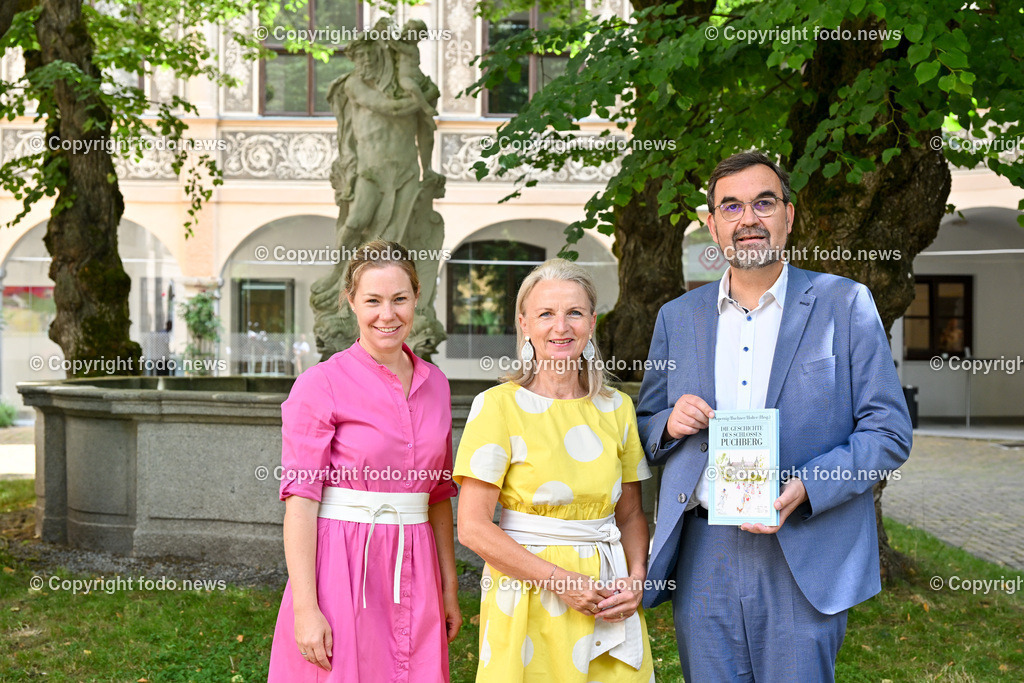Wels_ Schloss Puchberg_ 03.07.2023-30 | 03.07.2023, Wels, AUT, Bildungshaus Schloss Puchberg, im Bild Christine Troebinger (Bildungsreferentin für Kunst), Gabriele Hofer-Stelzhammer (Direktor Stv., Bildungshaus Schloss Puchberg), Helmut Ausserwoeger (Direktor, Bildungshaus Schloss Puchberg)

