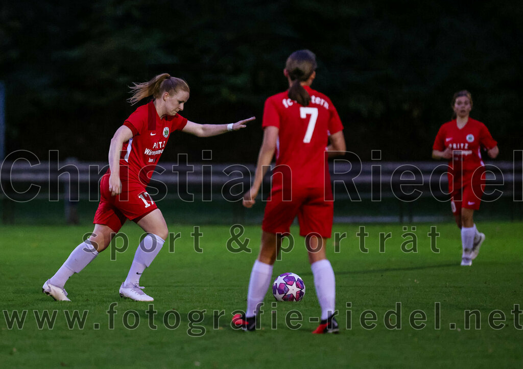 2023-10-21_061_FC_Forstern_gegen_FC_Ezelsdorf | Forstern, Deutschland, 21.10.2023:
Fußball, Frauen Bayernliga 2023 / 2024, 8. Spieltag, FC Forstern gegen FC Ezelsdorf, Endergebnis: 2:1

Julia Deißenböck (FC Forstern, #17), Marie Delles (FC Forstern, #7)

Foto: Christian Riedel / fotografie-riedel.net