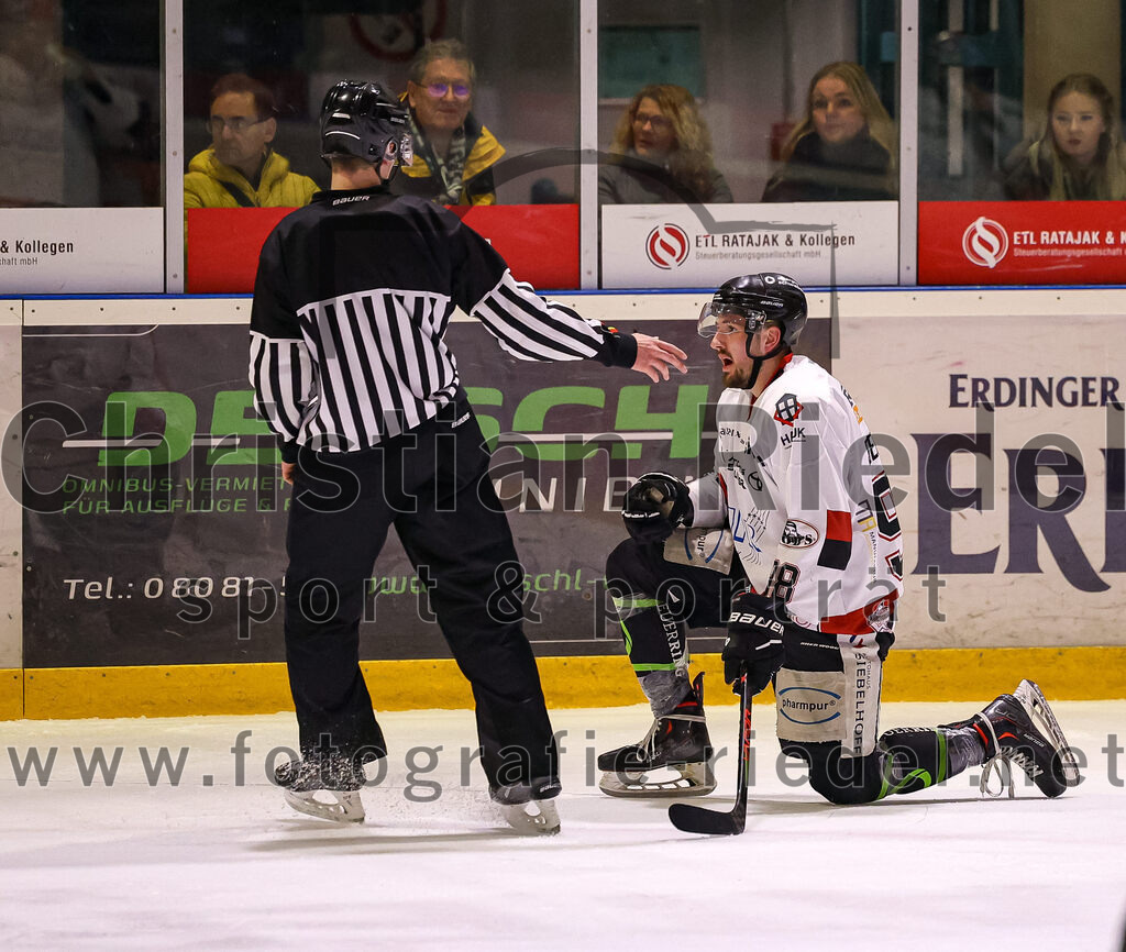 2024-03-08_131_TSV_Erding_gegen_EHC_Koenigsbrunn | Erding, Deutschland, 08.03.2024:
Eishockey, Bayernliga Playoffs 2023 / 2024, 1. Spieltag, TSV Erding gegen EHC Königsbrunn, Endergebnis: 3:0

Julian Becher (EHC Königsbrunn, #98)

Foto: Christian Riedel / fotografie-riedel.net