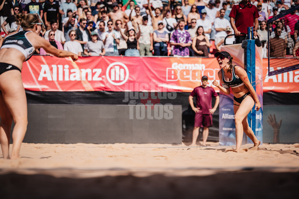 Beachvolleyball | Frauen | Allianz German Beach Tour 2025 | Tourstop München | 12.07.2025 | v.l. Tabea Schwarz und Lisa-Sophie Kotzan jubeln