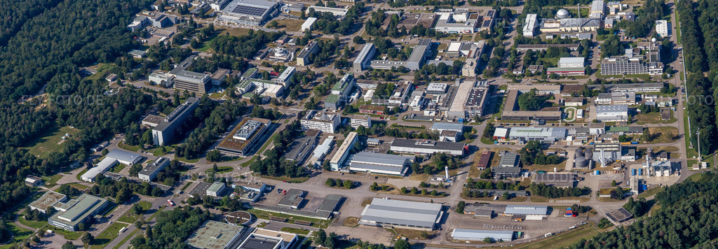 Luftbild: Campus- Universität KIT - Campus Nord (ehemaliges Kernforschungszentrum Karlsruhe) im Hintergrund von Leopoldshafen. im Ortsteil Leopoldshafen in Eggenstein-Leopoldshafen im Bundesland Baden-Württemberg in Deutschland. Foto: IMG_128029-Pano.jpg vom 12.08.2021 durch Werner Riehm/FLY-FOTO.deAuflösung des Originals: 10039 x 3490 px