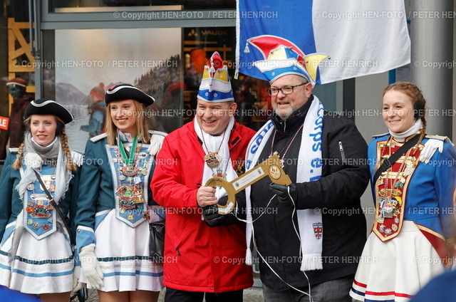Närische Schlüsselübergabe durch OB Benz | 18.01.2025 Impressionen zur Darmstädter Rathauserstürmung mit Karnevalsvereine Musikgruppen Tanzgruppen auf Einladung von IG Darmstädter Karneval. Ein herzliches Willkommen an den Darmstädter Karneval in der Innenstadt mit der Begrüßung Helau und Hä-Hopp sowie dem ein oder anderen Böller. Rathausschlüsselübergabe durch Oberbürgermeister Hanno Benz (Foto: Peter Henrich) - Realisiert mit Pictrs.com