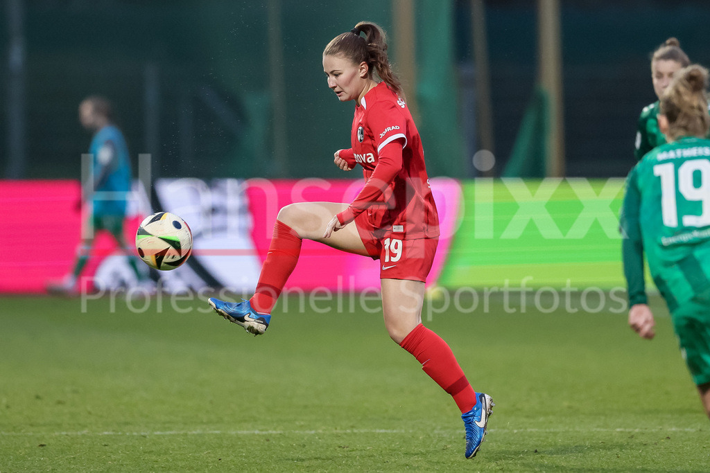 Fussball, Google Pixel Frauen-Bundesliga, SV Werder Bremen - SC Freiburg | v.li.: Annabel Schasching (SC Freiburg, 19) am Ball, Einzelbild, Ganzkörper, Aktion, Action, Spielszene, DIE DFB-RICHTLINIEN UNTERSAGEN JEGLICHE NUTZUNG VON FOTOS ALS SEQUENZBILDER UND/ODER VIDEOÄHNLICHE FOTOSTRECKEN. DFB REGULATIONS PROHIBIT ANY USE OF PHOTOGRAPHS AS IMAGE SEQUENCES AND/OR QUASI-VIDEO.