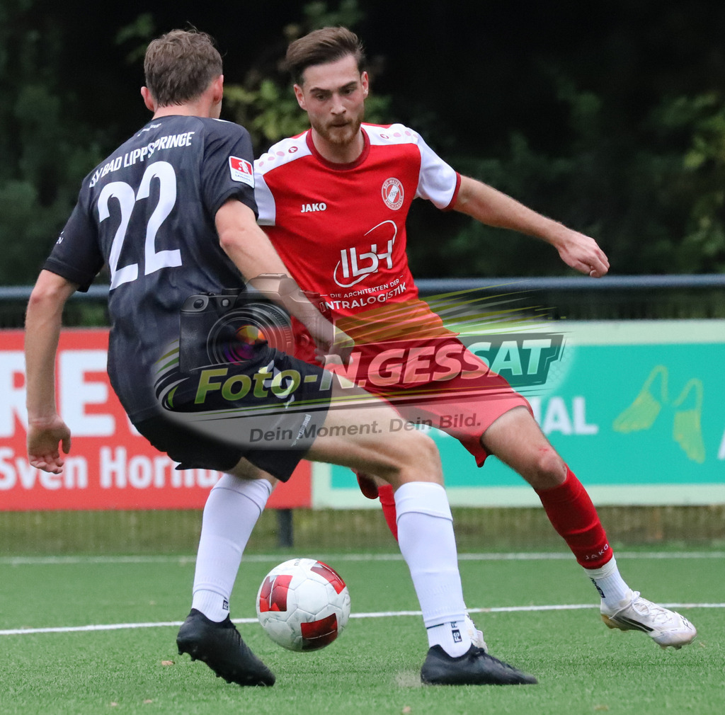 FC RW Kirchlengern - BV Bad Lippspringe | Auf dem Bild zu sehen: rot FC RW Kirchlengern: Levin Güzelel ; schwarz BV Bad Lippspringe: Anton GünterFC RW Kirchlengern, BV Bad Lippspringe, Saison 25/26, Landesliga, Kirchlengern, Deutschland - Realisiert mit Pictrs.com