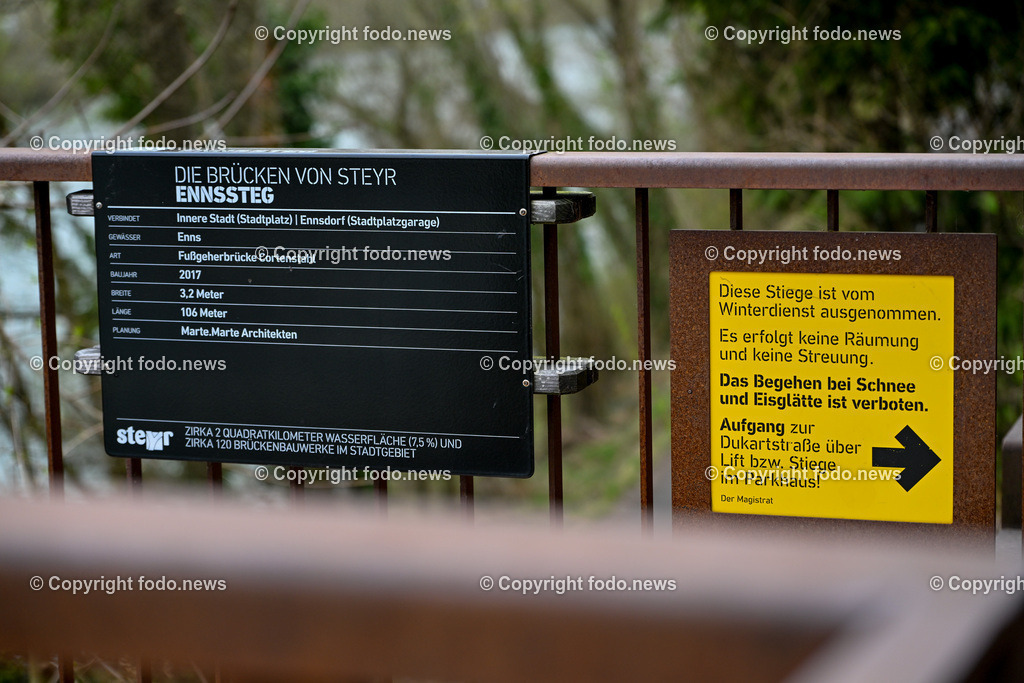 Steyr_ Ennssteg_ 21.03.2024-23 | 21.03.2024, Steyr, AUT, Steyr, im Bild Ennssteg, Enns, Fluss, Uebergang, Bruecke, Fussgaenger, Feature, Symbolbild