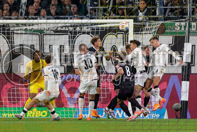Borussia Mönchengladbach vs SC Freiburg - Bundesliga  | Mönchengladbach, Deutschland, 05.10.25:   Yannik Engelhardt (Borussia Mönchengladbach) mit einem Kopfballwaehrend des Spiels der Bundesliga zwischen Borussia Mönchengladbach vs SC Freiburg im Stadion im Borussia Park(Foto von Brauer-Fotoagentur / Adrian Schlueter)