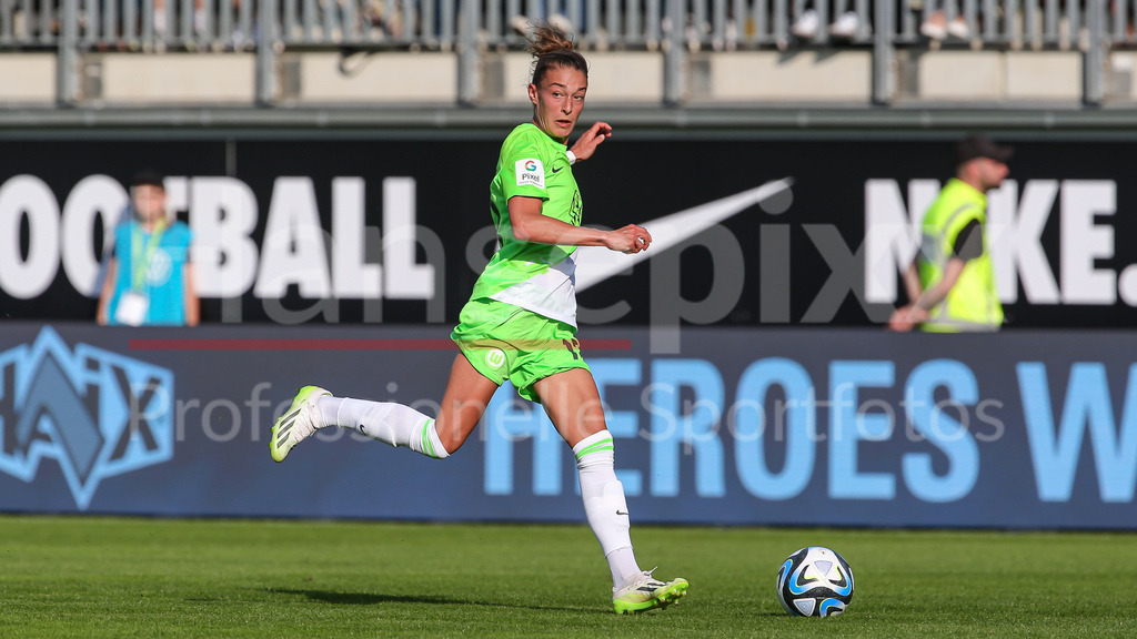 Fussball, Google Pixel Frauen-Bundesliga, VfL Wolfsburg - Bayer 04 Leverkusen | v.li.: Felicitas Rauch (VfL Wolfsburg, 13) Freisteller, Einzelbild, Ganzkörper, Aktion, Action, Spielszene, DIE DFB-RICHTLINIEN UNTERSAGEN JEGLICHE NUTZUNG VON FOTOS ALS SEQUENZBILDER UND/ODER VIDEOÄHNLICHE FOTOSTRECKEN. DFB REGULATIONS PROHIBIT ANY USE OF PHOTOGRAPHS AS IMAGE SEQUENCES AND/OR QUASI-VIDEO.