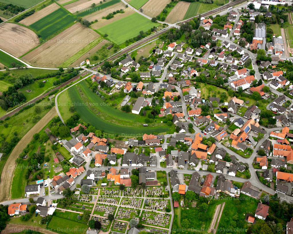 2627089 | KORK 09.06.2006 Landwirtschaftliche Nutzflächen und Feldgrenzen  umsäumen das Siedlungsgebiet des Dorfes in Kork im Bundesland Baden-Württemberg, Deutschland // Agricultural land and field boundaries surround the settlement area of the village  in Kork in the state Baden-Wuerttemberg, Germany Foto: Gerhard Launer