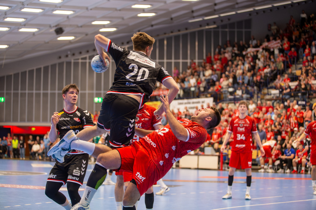 2. HBL (Handball-Bundesliga), 32. Spieltag: Eulen Ludwigshafen gegen TuSEM Essen***Offensivfoul von Jan Reimer (20, Essen) an Kian Schwarzer (22, Ludwigshafen) | 2. HBL (Handball-Bundesliga), 32. Spieltag: Eulen Ludwigshafen gegen TuSEM Essen***Offensivfoul von Jan Reimer (20, Essen) an Kian Schwarzer (22, Ludwigshafen) - Realisiert mit Pictrs.com