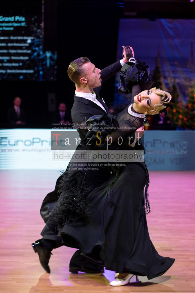 20241215_WDSF_Int_Open_Std-Riga-9852 | Tanzsportbilder, Standardtanz, Lateintanz, WDSF, DTV, LTVB, dancecomp, goc, hessen tanzt, blaues band der spree, walzer, tango, wiener walzer, slowfox, quickstepp, samba, rumba, cha-cha-cha, paso doble. jive, hd-kroft photography, turniertanzsport