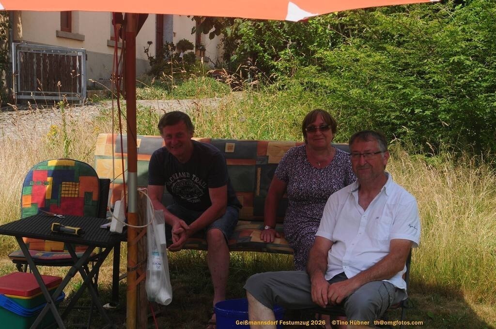 Geißmannsdorf-2026-Festumzug-009 | Festumzug in Geißmannsdorf bei Bischofswerda im Juni 2026. Fotografische Eindrücke und Momentaufnahmen vom Festumzug anläßlich des 800-jährigen Bestehens von Geißmannsdorf - mit Teilnehmern und Gästen, Strohpuppen und geschmückten Vorgärten und Grundstücken - Realisiert mit Pictrs.com