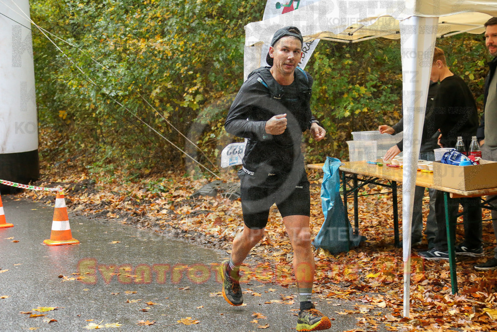 241027_0941_EX1_3348 | Sportfotografie im Rhein-Sieg Kreis, Köln, Bonn, NRW, Rheinland Pfalz, Hessen, etc. Unser Tätigkeitsfeld umfasst den Laufsport vom Volkslauf über den Marathon, Duathlon, Triathon bis zum Ultralauf wie Kölnpfad Ultra oder Schindertrail.
