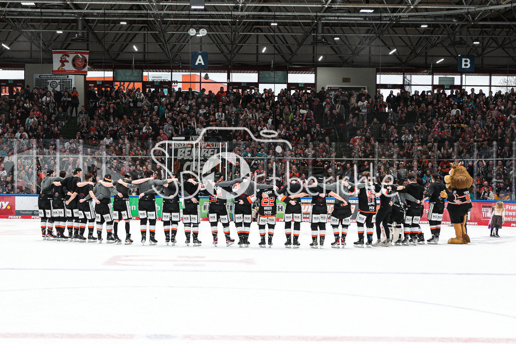 Löwen Frankfurt - Augsburger Panther | Jubel der Frankfurter nach dem Einzug in die erste Playoffrunde