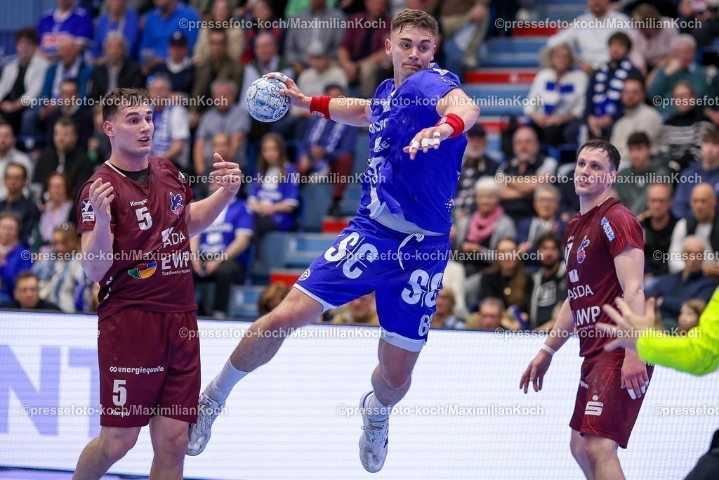 Gum25042501097 | 25.04.2025, Handball, HBL, VfL Gummersbach - 1. VfL Potsdam, Schwalbe-Arena: Stepan Zeman (GUM #66) wirft den Ball auf das Tor von Torwart Mark Ferjan (VfL Potsdam #77) 