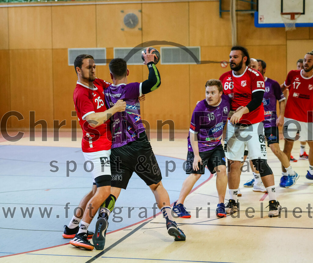 2023-10-21_026_SpVgg_Altenerding_III_gegen_TSV_Taufkirchen-Vils | Erding, Deutschland, 21.10.2023:
Handball, Bezirksklasse Männer Staffel Ost 2023 / 2024, 4. Spieltag, SpVgg Altenerding III gegen TSV Taufkirchen/Vils, Endergebnis: 27:32

Christoph Huber (TSV Taufkirchen/Vils, #25), Mike Göthe (SpVgg Altenerding, #75), Sebastian Huber (SpVgg Altenerding, #15), Patrick Mühlenbeck (TSV Taufkirchen/Vils, #66)

Foto: Christian Riedel / fotografie-riedel.net