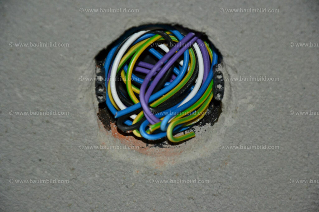 bib-lg17-elektroinstallation-0198 | Nach LV-Leistungsgruppen sortierte Detailfotos über den Bau eines Hauses. Alle Hausbau-Bilder direkt vom Urheber und Autor der Website Haus-Selber-Bauen.com