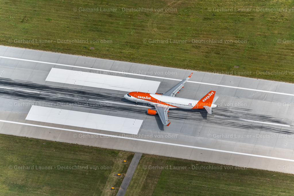 4034361 | FILDERSTADT 22.07.2020 Passagierflugzeug mit der Kennung OE-IJS der Fluggesellschafdt easyJet Europe vom Typ Airbus A320-200 beim Start auf dem Flughafen Stuttgart in Filderstadt im Bundesland Baden-Württemberg, Deutschland. Weiterführende Informationen bei: Flughafen Stuttgart GmbH,  easyJet Airline Company Limited. // Passenger aircraft with the registration OE-IJS of the airline easyJet Europe of the type Airbus A320-200 taking off at Stuttgart Airport in Filderstadt in the state Baden-Wuerttemberg, Germany. Further information at: Flughafen Stuttgart GmbH,  easyJet Airline Company Limited. Foto: Gerhard Launer