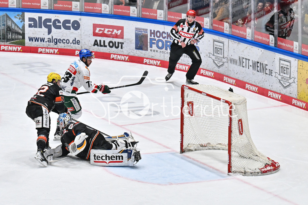Löwen Frankfurt -Augsburger Panther | in dieser Szene erzielt Nicholas BAPTISTE (Augsburger Panther 73) den Treffer zum 3-4 / Tor / Torschuetze / DEL: Loewen Frankfurt - Augsburger Panther, Eissporthalle Frankfurt am 14.02.2025