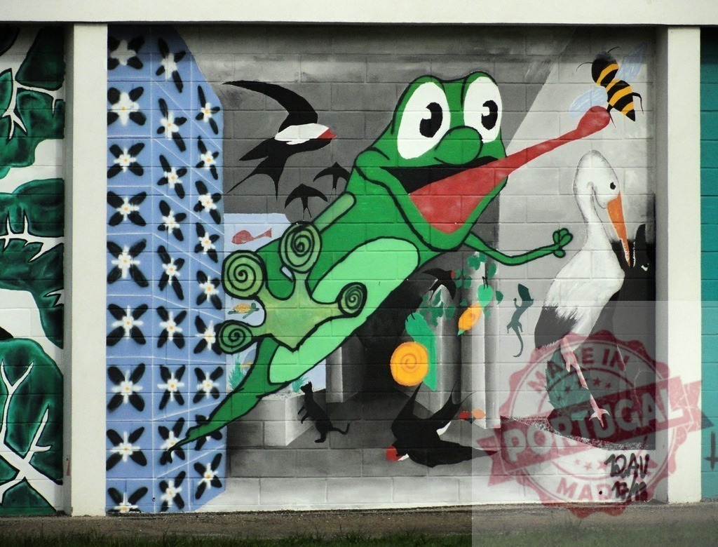 Green frog catching bee mural street art wall painting | Colorful street art mural depicting a large green frog catching a bee on a brick wall - Realisiert mit Pictrs.com