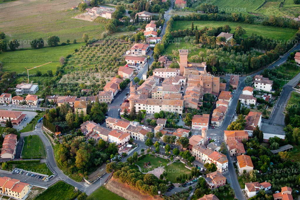 Aerial view: View of the town in Marciano della Chiana in the state Tuscany, Italy. – Photo: IMG_28072.jpg taken on 05/30/2010 by Werner Riehm/FLY-FOTO.com – Resolution of the original: 4360 x 2907 px