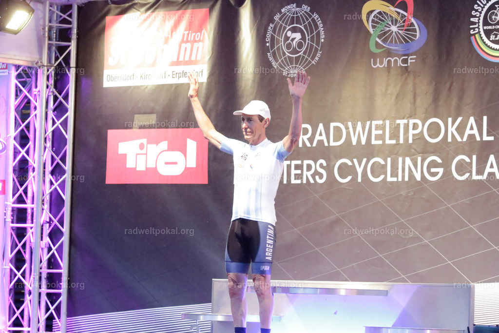 1448_20230817_Bewerb_Maenner_Muehlanger | AUT - OESTERREICH, 2023-08-16: SPORT RENNRAD-FAHREN - 55. INTERNATIONALER RADWELTPOKAL IN ST. JOHANN IN TIROL  - Vintage-Radrennen mit WM-Bronze-Medaillen-Siegerin Christina Schweinberger, den Teilnehmer und Alexander Baumann (vom Orginastions-Team) - TAG 2 BEWERB MAENNER IN SECHS GRUPPEN  ; Foto: Roland Muehlanger