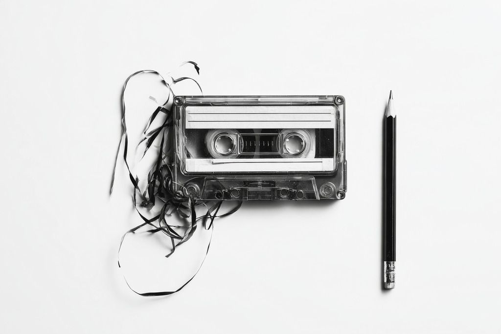 Musikassette mit Bleistift | Mit moderner KI‑generiertes schwarz-weiß Artwork, sorgfältig manuell für den Druck optimiert.