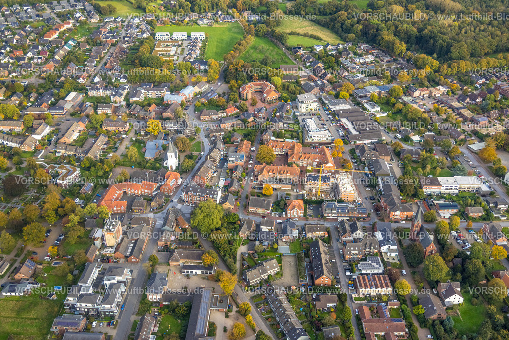 Hamminkeln241010928 | Luftbild, Stadtzentrum Molkereiplatz Wohngebiet und Geschäftshäuser, Baustelle mit Neubau Wohngebiet Obstquartier an der Raiffeisenstraße, links die evang. Kirche, oben das Rathaus,  Hamminkeln, Niederrhein, Nordrhein-Westfalen, Deutschland