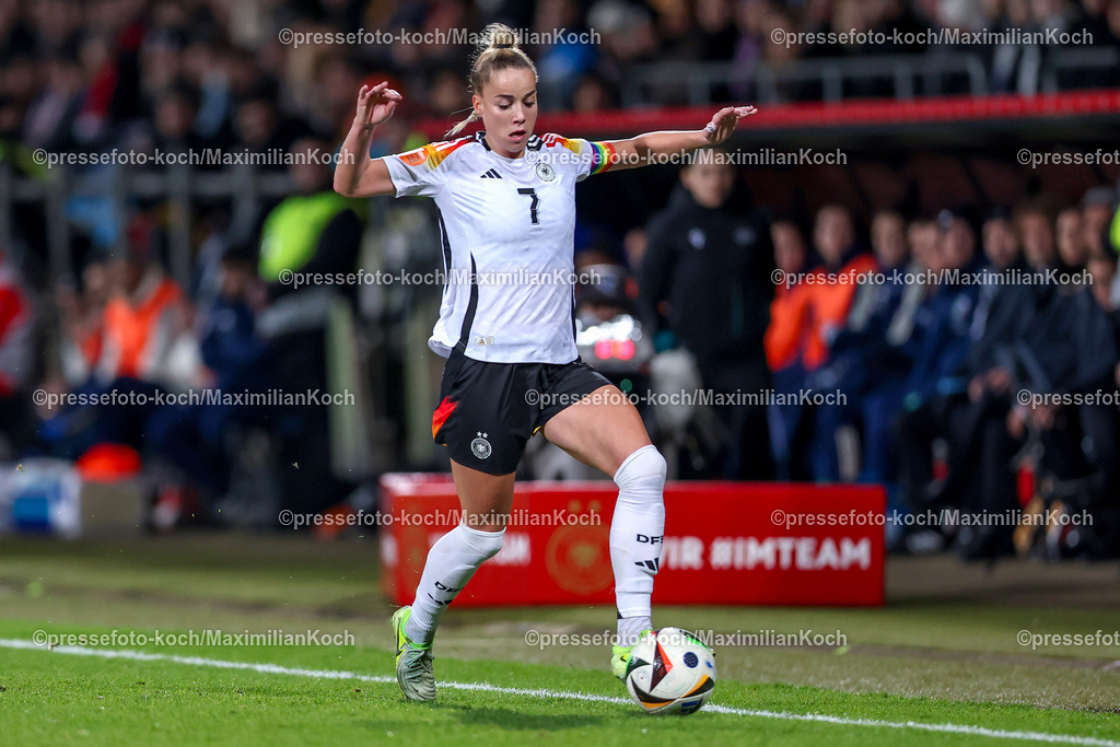 DFB0212240114202165 | 02.12.2024, Fußball Länderspiel Frauen, Deutschland - Italien, Vonovia-Ruhrstadion Bochum, Saison 2024 2025: Giulia Gwinn (GER #7)DFB regulations prohibit any use of photographs as image sequences and or quasi-video.