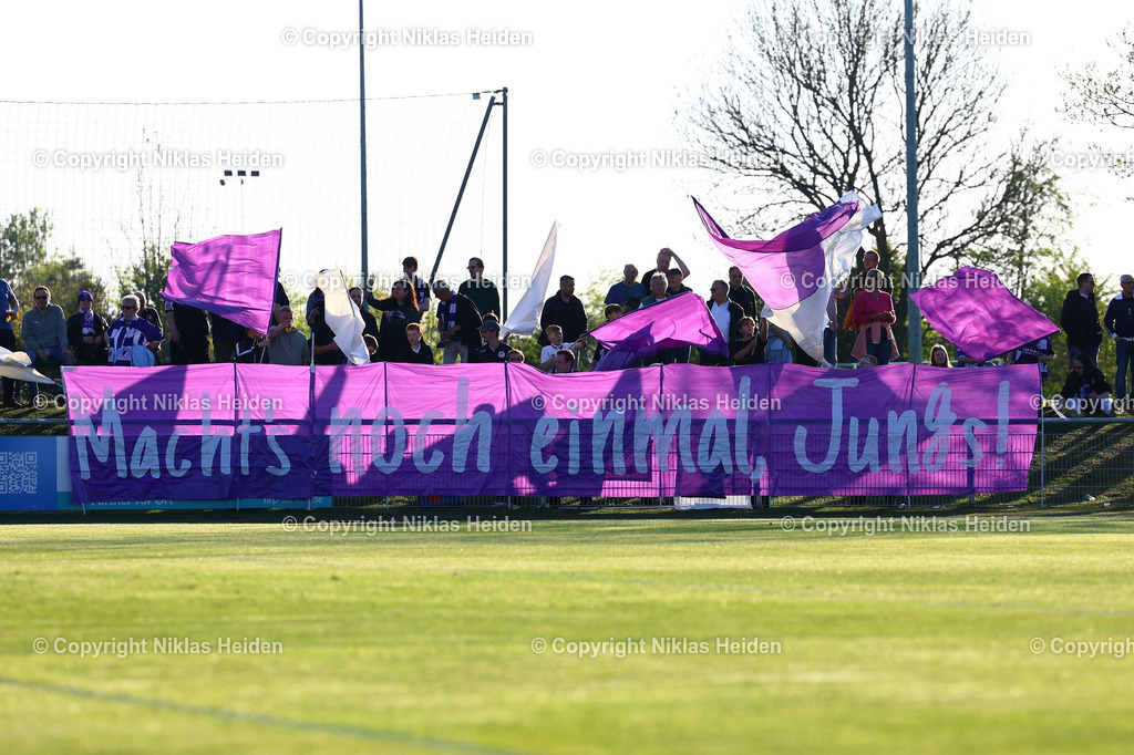 NH_PSVUnionNeumünster_VfRNeumünster_KreispokalKFVHolstein_30042025 | Die Choreo der Fans des VfR Neumünster.Fußball I Herren I Kreispokal KFV Holstein I Saison 2024-2025 I Halbfinale I PSV Union Neumünster - VfR Neumünster I 30.04.2025 I Sportplatz Stettiner Straße