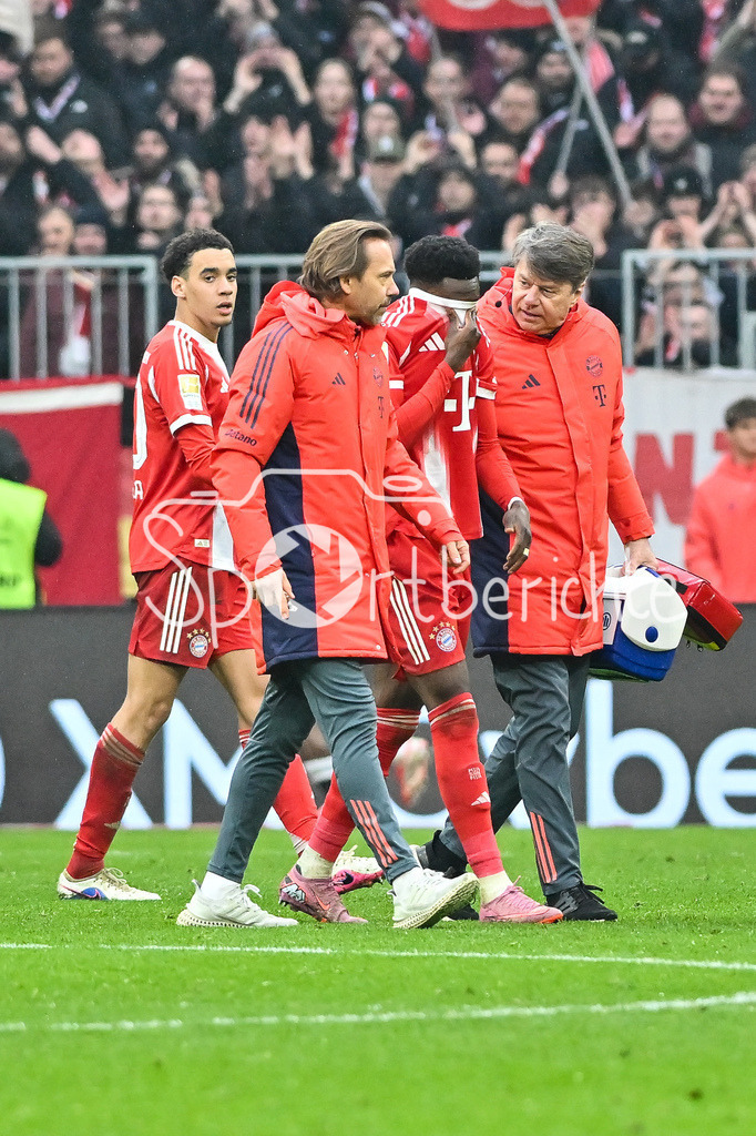 FC Bayern München - Eintracht Frankfurt | MUNICH, GERMANY - 21. FEBRUARY: der verletzte Alphonso DAVIES (FC Bayern Munich 19) muss ausgewechselt werden / Traurig während dem Bundesligamatch zwischen dem FC Bayern München und der SG Eintracht Frankfurt am 23. Spieltag in der Allianz Arena / DFL REGULATIONS PROHIBIT ANY USE OF PHOTOGRAPHS AS IMAGE SEQUENCES AND/OR QUASI-VIDEO