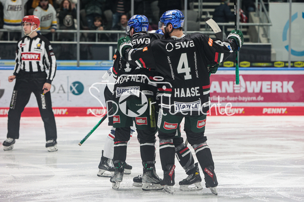 Augsburger Panther - Nürnberg ICE Tigers | Die Panther juebeln nach dem Tor zum 3-2 durch Ryan KUFFNER (AEV #17)