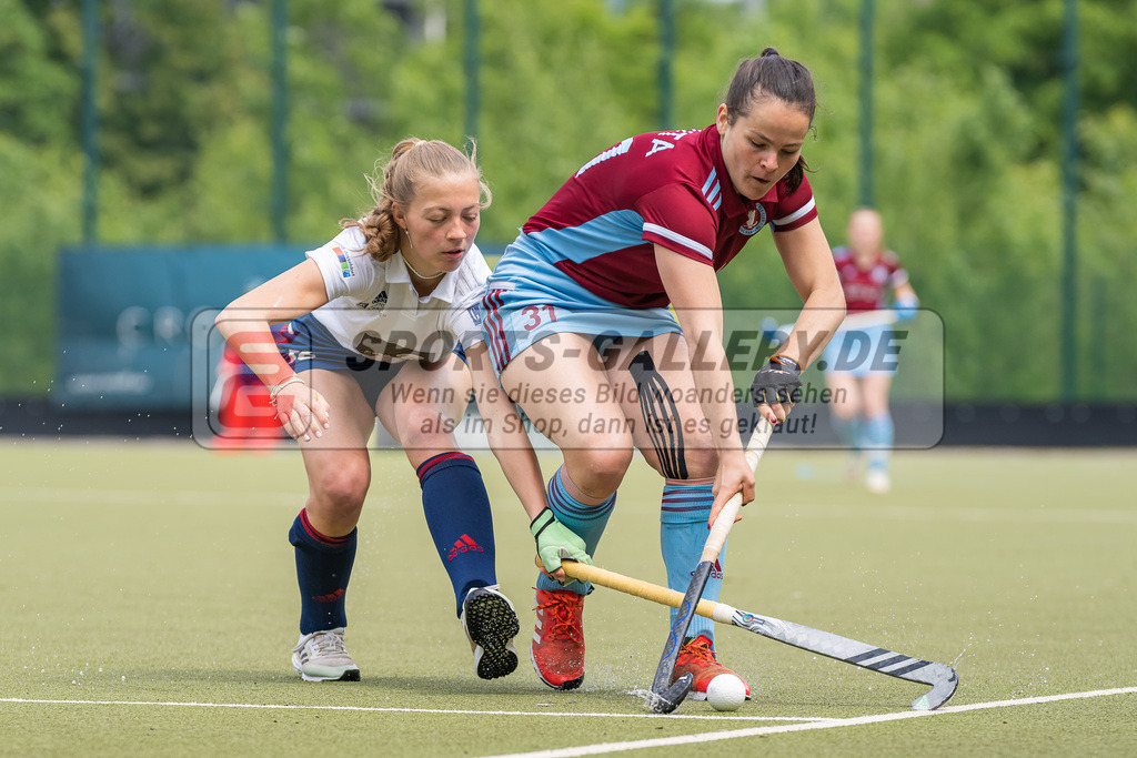 HK_20230520_108287 | 1. Bundesliga Damen Düsseldorfer HC - UHC Hamburg am 20.5.2023 DHC Düsseldorf, Düsseldorf , Sophia Schwabe ( Düsseldorfer HC #18 ) , Nicola Pluta ( UHC Hamburg #31 )