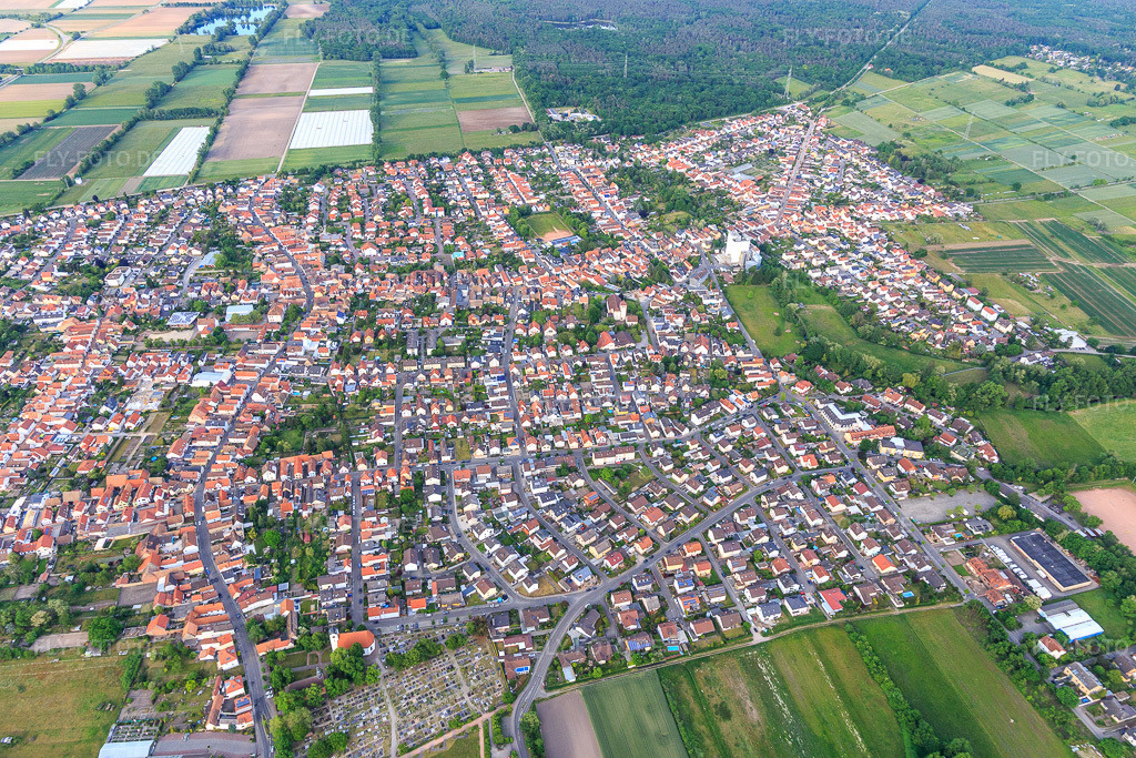 Luftbild: Ortsansicht von Westen im Ortsteil Iggelheim in Böhl-Iggelheim im Bundesland Rheinland-Pfalz in Deutschland. Foto: IMG_126993.jpg vom 02.06.2021 durch Werner Riehm/FLY-FOTO.de
