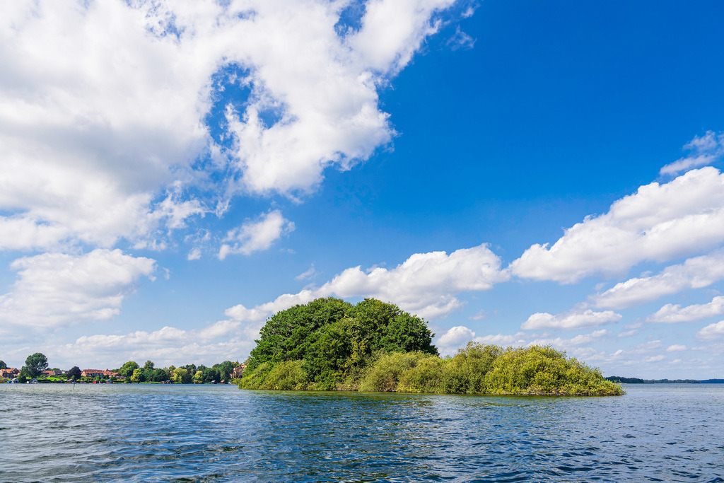 Blick auf die Insel Möwenburg vor Zarrentin am Schaalsee | Blick auf die Insel Möwenburg vor Zarrentin am Schaalsee.