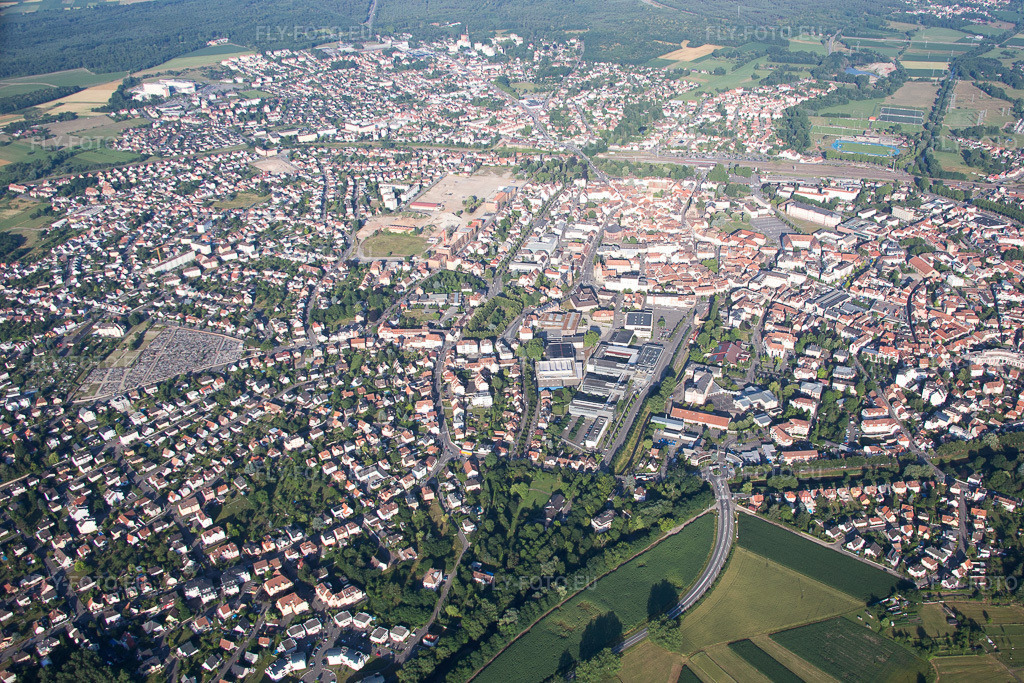 Vue aérienne: Haguenau à le quartier Schloessel Chateau Fiat in Hagenau dans le département Bas Rhin, France. Photo: IMG_082939.jpg prise le 26/06/2015 par Werner Riehm/FLY-FOTO.euRésolution de l'original: 4895 x 3263 px
