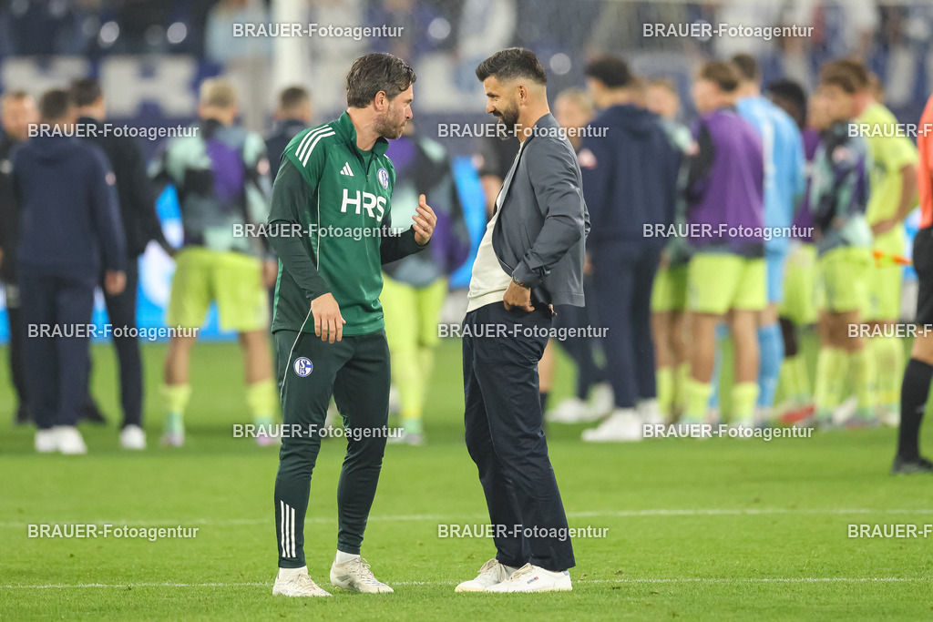 1_S04BER_20250801_3791.JPG -  - FC Schalke 04 - Hertha BSC Berlin - 2. Bundesliga | Gelsenkirchen, Deutschland, 01.08.25: Co-Trainer Tim Hoogland (FC Schalke 04) und Trainer Miron Muslic (FC Schalke 04) sprechen miteinander nach dem Spiel der 2. Bundesliga zwischen FC Schalke 04 - Hertha BSC Berlin in der Veltins-Arena am 01. August 2025 in Gelsenkirchen, Deutschland. (Foto von Stefan Brauer/Brauer-Fotoagentur)DFB/DFL REGULATIONS PROHIBIT ANY USE OF PHOTOGRAPHS AS IMAGE SEQUENCES AND/OR QUASI-VIDEO.