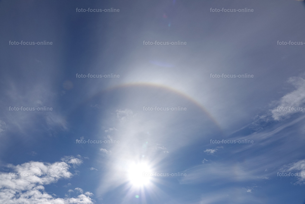 Halo-Effekt 4 | A halo effect around the sun is anoptical phenomenon in the atmosphere that appears as a bright ring or colored arc around the sun. It is caused by the refraction and reflection of sunlight by ice crystals in high cirrus clouds.