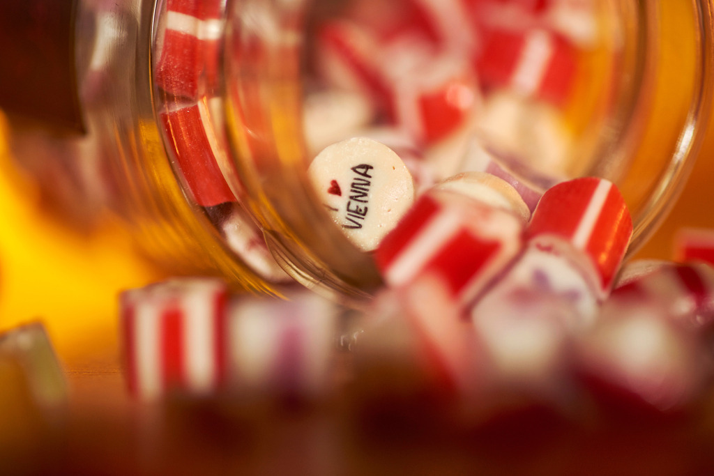 Verschiedene Zuckerl aus der Zuckerl Werkstatt | Wien, Austria - February 26, 2015: Zuckerlwerkstatt Wien, Detailaufnahmen von verschiedenen Zuckerln und dem I Love Vienna Zuckerl. - Realisiert mit Pictrs.com