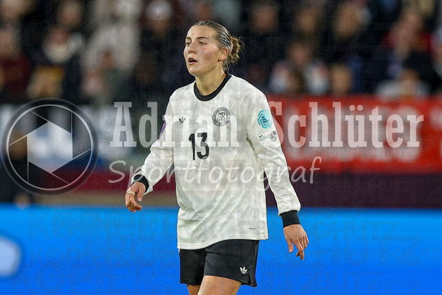Deutschland vs Frankreich - Halbfinale - UEFA Women's Nations League | Düsseldorf, Deutschland, 24.10.25:   Carlotta Wamser ( Deutschland ) schaut waehrend des Halbfinals der UEFA Women's Nations League zwischen Deutschland vs Frankreich in der Merkur-Spiel-Arena(Foto von Brauer-Fotoagentur / Adrian Schlueter)