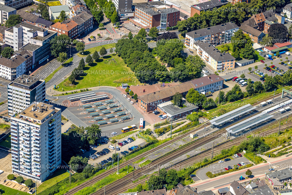 Wesel240802187 | Luftbild, Bahnhof Wesel und Bahnhofsgebäude, ZOB Busbahnhof am Franz-Etzel-Platz und Hochhäuser, Wesel, Ruhrgebiet, Niederrhein, Nordrhein-Westfalen, Deutschland
