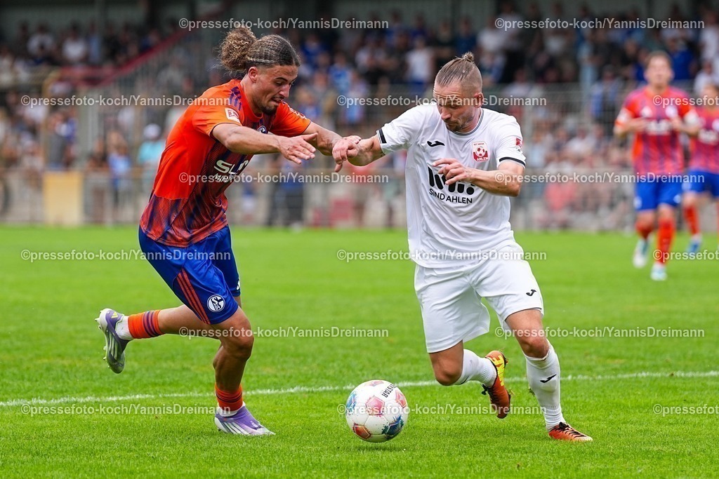 xYDR20072501085 | 20.07.2025, xydrx, Fußball, Rot Weiss Ahlen - FC Schalke 04, Testspiel, Wersestadion: Taylan Bulut (FC Schalke 04 #31) im Zweikampf gegen Kevin Freiberger (Rot Weiss Ahlen #19)