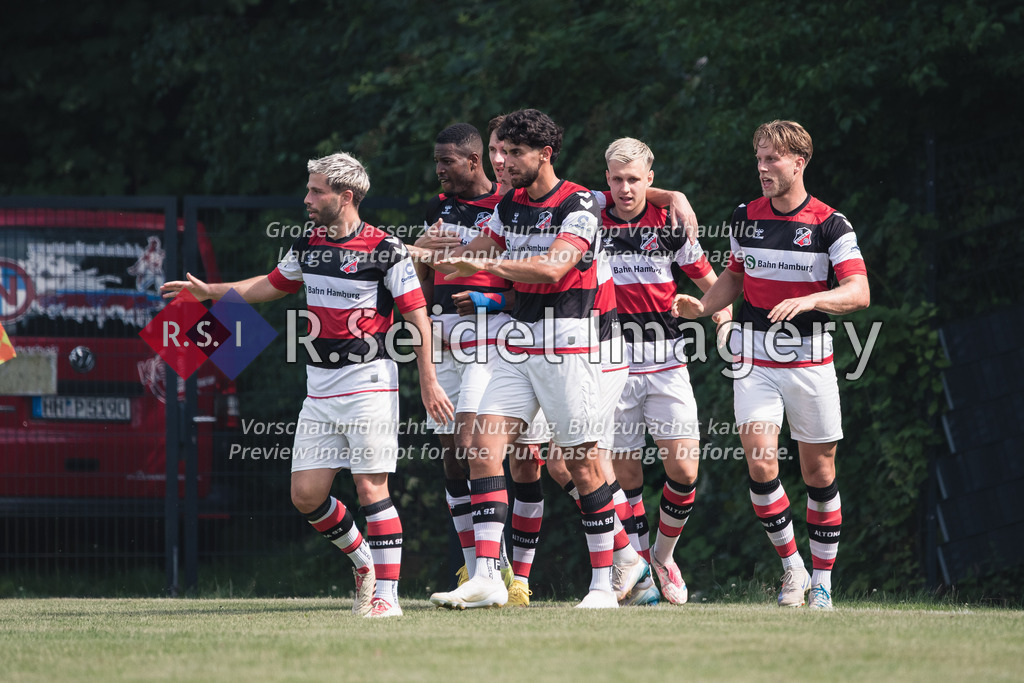 RS-1-126092 | AFC Spieler klatschen miteinander ab und freuen sich über das 1:0. Im Bild v.l.n.r.: Tayfun Can (#21, AFC), Alaka-Rodrigue Stephan Wemakor (#16, AFC), Lesley Kusi Karschau (#19, AFC), Deniz Hasan Yilmaz (#2, AFC), Dennis Lohmann (#1, AFC, Torwart), Holger Nils Brüning (#14, AFC, Neuzugang aus Norderstedt), Gianluca Przondziono (#10, AFC), Rasmus Tobinski (#17, AFC)