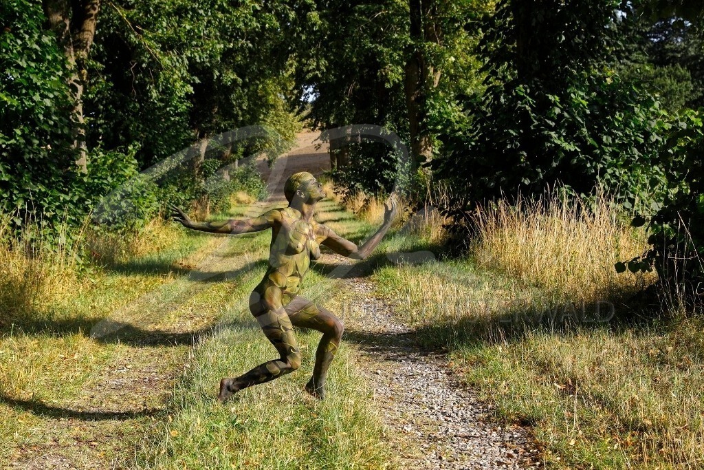NatureArt-LINDENALLEE_3724b2 | Hingebungsvoll in der Allee | #013 | Modell: Tatjana Heinz | Foto: Tschiponnique Skupin - Realisiert mit Pictrs.com