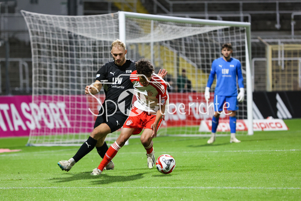 FC Bayern Amateure - FC Memmingen | Nicolai BRUGGER (FCM #4) im Duell mit Younes AITAMER (FCB #17)
