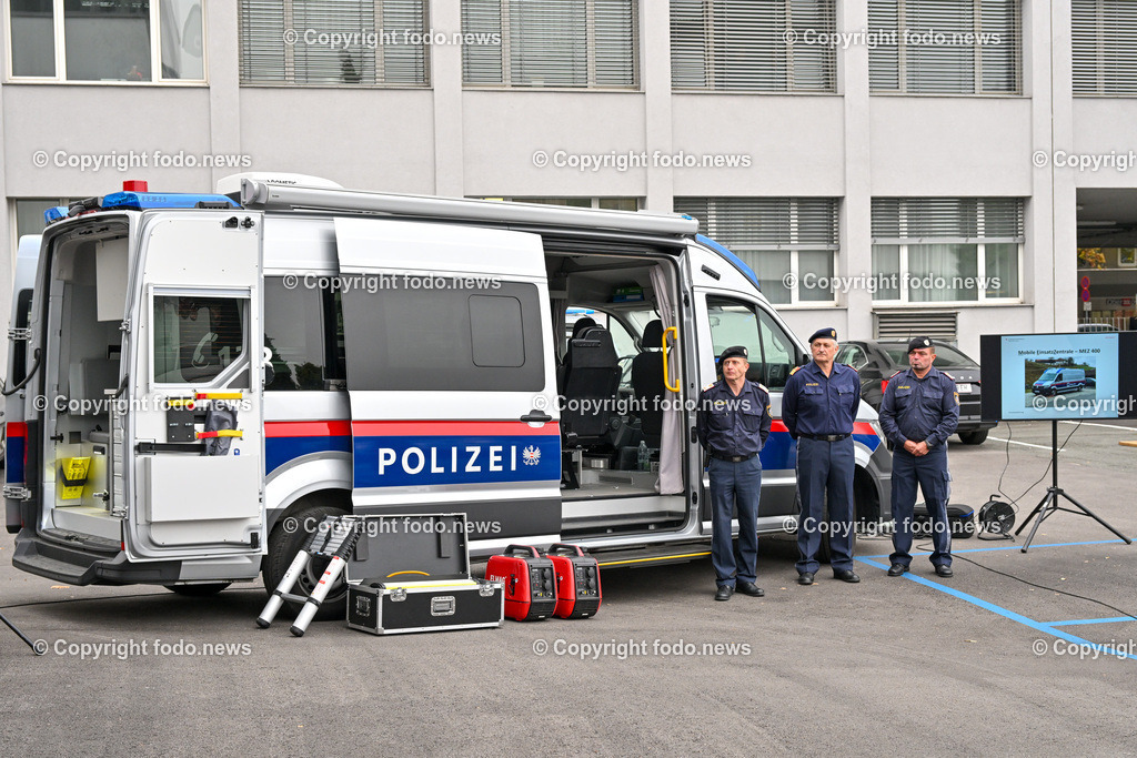 Landespolizeidirektion Ooe_ Pressekonferenz Sicherheitsbudget 2024_ 24.10.2023-24 | 24.10.2023, Landespolizeidirektion Oberoesterreich, AUT, Pressekonferenz Sicherheitsbudget 2024, im Bild Mobile Einsatzzentrale, Kommando, Fahrzeug, Polizeifahrzeug, Beamte, Polizisten, Einsatzleiter